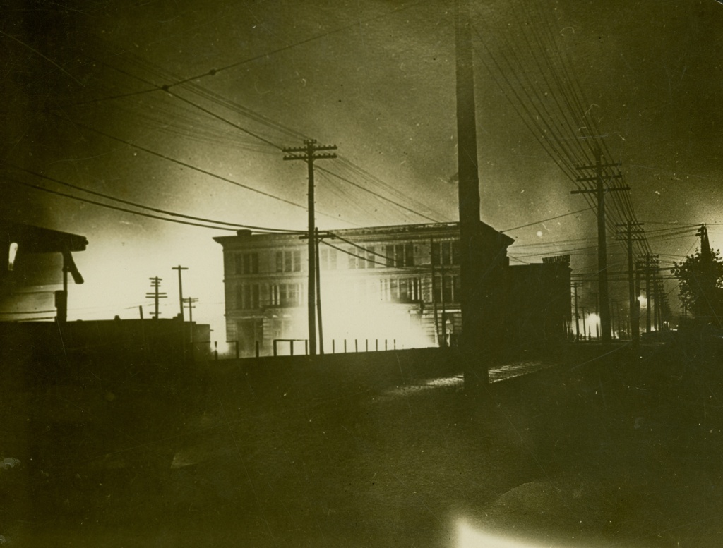 Fire near the East St. Louis Public Library at Eighth Street and Broadway during the race riot.
https://mohistory.org/collections/item/N26005