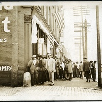 "MEN REGISTERING FOR 1ST DRAFT AT NO. 6 S JEFFERSON AVE."